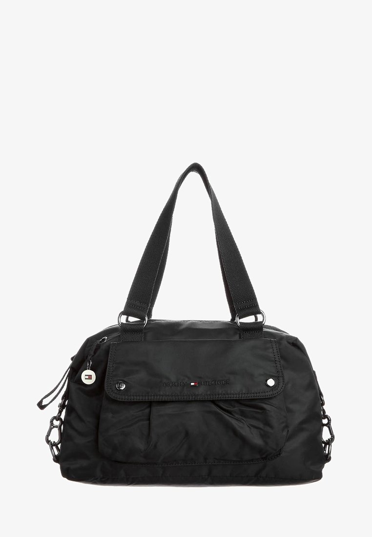 Sac à main en nylon noir avec doubles poignées supérieures, rabat de poche avant, logo proéminent et détails en chaîne d'un côté. Texture lisse, design pratique.