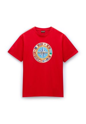 Rød bomulds T-shirt med et centralt rundt grafisk design med en blå stjerne, tekst og forskellige nationale flag. Korte ærmer og design med rund hals.