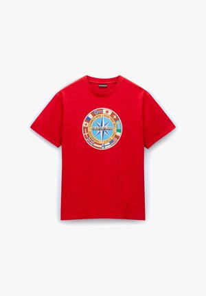 Rode katoenen t-shirt met een centrale cirkelvormige grafiek met een blauwe ster, tekst en verschillende nationale vlaggen. Korte mouwen en een ronde halsontwerp.