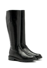 Bottes en cuir noir montantes avec une finition lisse, un bout arrondi, une semelle en caoutchouc robuste et un design minimaliste. Pas de quincaillerie ou d'accents visibles.