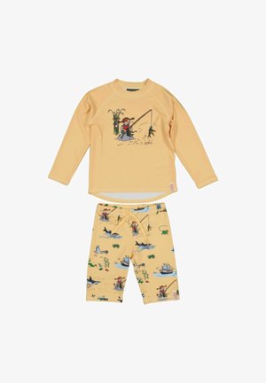 Gul langærmet top og shorts med farverige tryk af en pige, der fisker, havdyr, både og planter på stoffet.