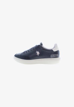 Mörkblå och vit U.S. Polo Assn. sneaker med vitt logo, snörningsdesign och tjock vit sula, sidovy på vit bakgrund.