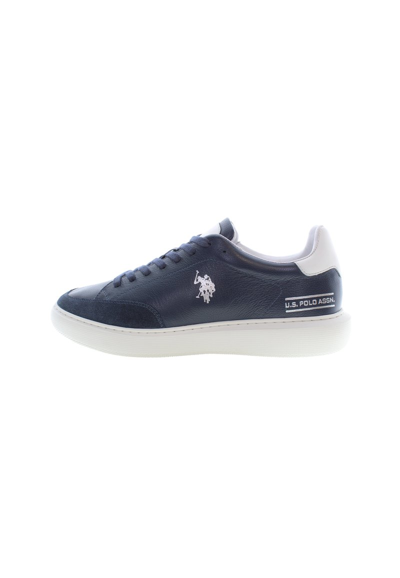 Mörkblå och vit U.S. Polo Assn. sneaker med vitt logo, snörningsdesign och tjock vit sula, sidovy på vit bakgrund.