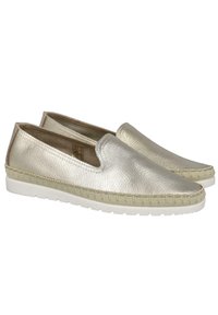 Zapatos slip-on metálicos plateados con parte superior de cuero texturizado, acentos en contraste de color marrón claro y suela de goma blanca, que presentan un borde trenzado.