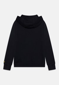 Sweatshirt à capuche noire avec des manches longues, confectionné dans un tissu doux, présentant un accent de logo jaune sur la manche gauche et un design à coupe standard.