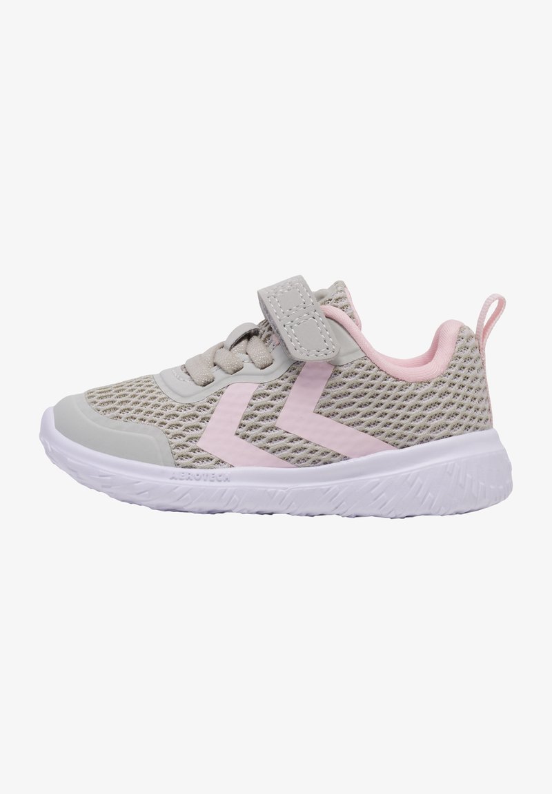 Leichte Sportschuhe aus grauem Mesh mit pinken Akzenten. Verfügt über einen Klettverschluss, eine strukturierte Sohle und ein rundes Toe-Design.