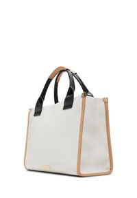 Sac fourre-tout texturé blanc avec des poignées en cuir noir et des accents beige. Équipé de matériel en métal doré à la base des poignées. Forme cubique.