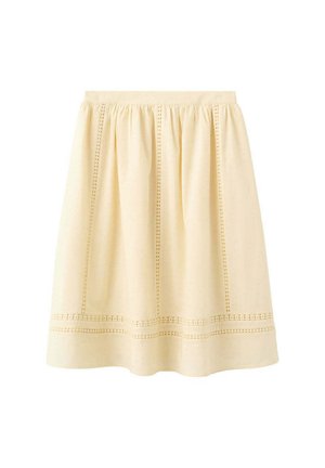Gonna color crema al ginocchio con vita arricciata e pannelli verticali in pizzo traforato, più dettaglio orizzontale in pizzo vicino all'orlo.