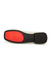 De schoenzool heeft een zwart rubberen oppervlak met een rood patroon. Het ontwerp is rond van vorm en heeft een textuur voor grip en tractie.