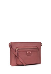 Borsa in pelle di colore rosa tenue, con tasca frontale con zip, tracolla regolabile e dettagli in metallo. Texture liscia e design strutturato.