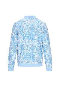Jachetă bleu deschis cu un model abstract de frunze albe, cu guler și mansete ribbate. Materialul pare neted și ușor.