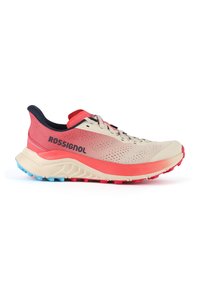 Scarpa da trail running beige e rosa con tomaia in mesh traspirante, suola con grip testurizzato e logo sul lato. Accenti in blu e rosso.