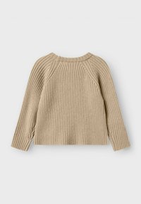 Beige Strickpullover mit gerippter Textur, rundem Ausschnitt und langen Ärmeln, ausgestattet mit einem lockeren Schnitt und dezenten dekorativen Nähten.