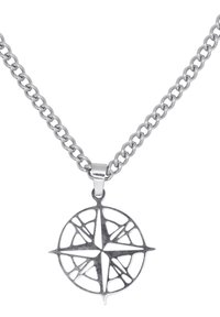 Collier en métal argenté avec un pendentif en forme de boussole présentant des motifs découpés complexes et une grosse chaîne. Le pendentif est circulaire avec des points cardinaux.
