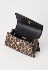 Lommebok med leopardmønster og blank overflate, svart innvendig og gullfarget detaljer. Har trykklås og to rom for organisering.