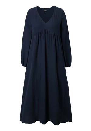 Granatowa sukienka midi z długim rękawem, dekoltem w serek i marszczonym pod biustem, wykonana z teksturowanej tkaniny.