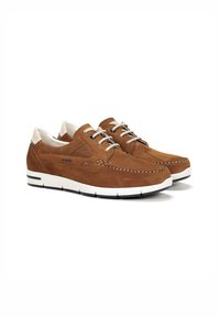 Zapatos de cuero marrón con cordones y suelas blancas, que presentan un panel lateral texturizado y costuras en contraste. Diseño casual adecuado para el uso diario.