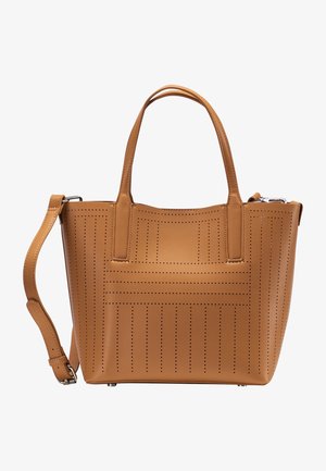 Sac fourre-tout en cuir camel avec design perforé, double poignée et bandoulière ajustable. Forme structurée avec une base plate pour plus de stabilité.