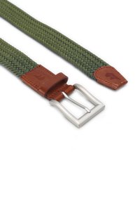 Zielony, pleciony pasek z materiału z brązowymi skórzanymi akcentami i srebrną metalową klamrą. Posiada pleciony wzór oraz wzmocnione końcówki.