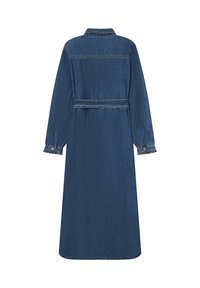 Manteau en denim bleu foncé, avec des manches longues, une taille ceinturée et un col. La vue de dos montre le design long et les détails de couture.