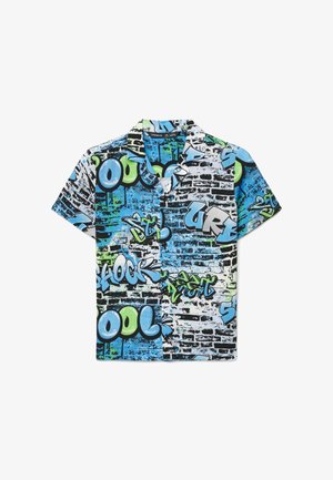 Camicia a maniche corte con stampa graffiti in blu, verde e nero su sfondo bianco, realizzata in tessuto leggero con vestibilità rilassata.