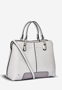 Biała syntetyczna torebka z czarnymi akcentami, z podwójnymi uchwytami, odpinanym paskiem na ramię oraz widocznymi detalami szycia.