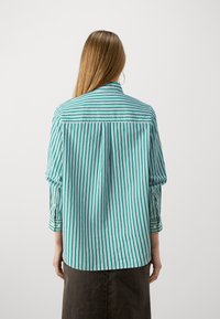 GAP THE BIG SHIRT - Nööpidega pluus - white/green