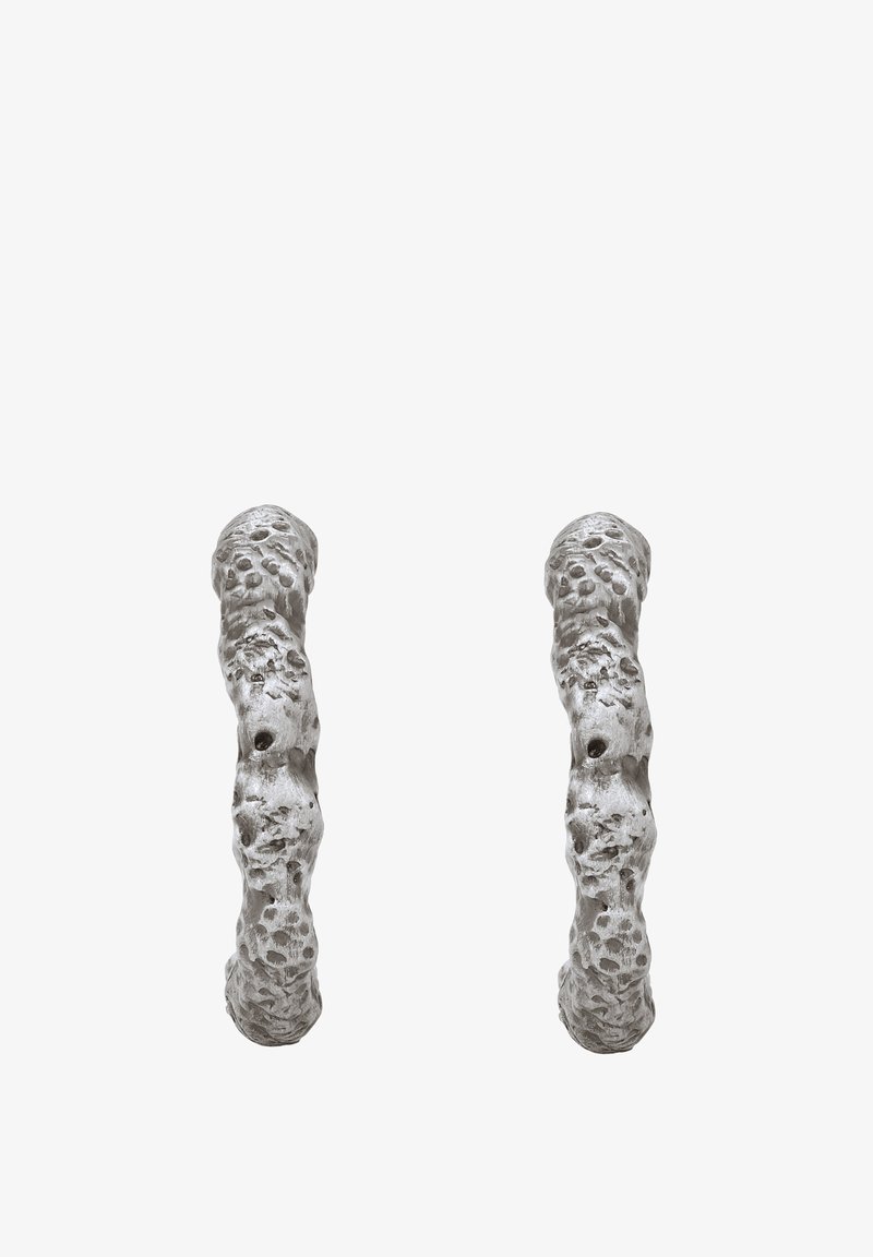 Texturierte Metal Ohrringe in einer organischen, unregelmäßigen Form mit mattem Silberfinish und Oberflächendetails aus kleinen Eindellungen.