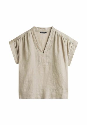 Beżowa lniana bluzka z krótkim rękawem, głębokim dekoltem w kształcie litery V, luźnym krojem i marszczonymi szwami na ramionach.