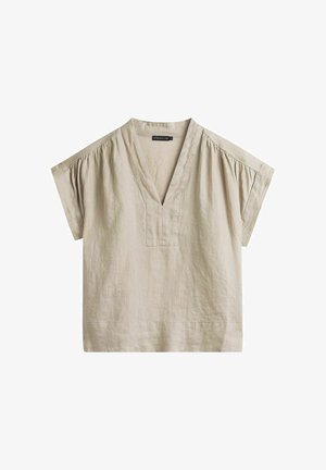 Beige hørbluse med korte ærmer, dyb V-hals, løs pasform og gathered sømme ved skuldrene.