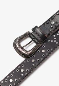Schwarzer Ledergürtel mit kunstvollem silberfarbenem Schnallenverschluss, gepunkteten Akzenten und dekorativen Metallnieten entlang des Riemens. Verstellbar mit Löchern.