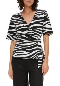 Zwart-witte zebra-streepjesshirt met korte mouwen, diepe V-hals en een zijkantstriksluiting, gemaakt van een zachte stof.