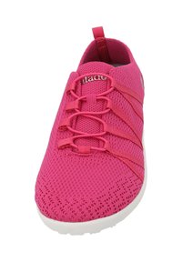 Rosa gestrickte Sportschuh mit elastischen Schnürsenkeln, strukturiertem Obermaterial und weißer Gummisohle. Minimalistisches Branding an der Seite.