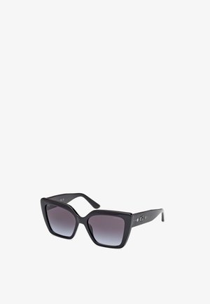 Schwarze übergroße Sonnenbrille mit Verlaufslinsen, eckigem Rahmen-Design und metallischen Logo-Akzenten an den Scharnieren. Glänzende Oberfläche.