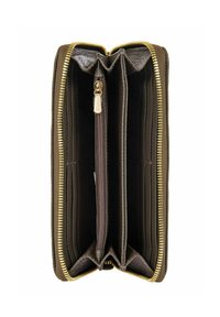 Portefeuille en cuir marron avec fermeture éclair dorée. Comprend plusieurs compartiments, dont une section zippée, et une doublure intérieure texturée.