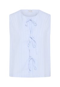 Blouse bleu clair sans manches avec des rayures blanches verticales et trois nœuds décoratifs noués sur le devant.