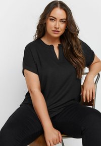 Yours Clothing TEXTURED NOTCH NECK - Camicetta - black