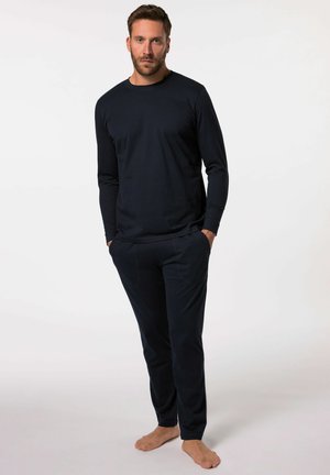 Chemise à manches longues bleu marine et pantalon slim assorti, fabriqués dans un matériau doux avec une texture lisse. Le pantalon est doté de poches latérales.