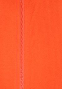Oranges Fleece-Material mit einem zentralen Reißverschluss. Die Textur ist weich, und der Reißverschluss hat eine kontrastierende Farbe mit einem geschwungenen Design.