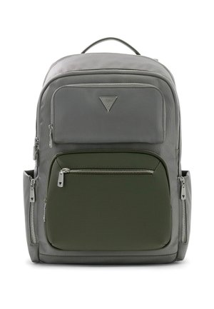 Szary i ciemnozielony plecak z wieloma zamykanymi na zamek kieszeniami, górnym uchwytem i bocznymi kieszeniami, zaprojektowany do użytku codziennego lub podróżnego.