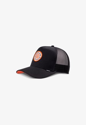 Schwarze Mesh-Baseballmütze mit gebogenem orangenem Schirm und runder Patch mit der Aufschrift "Djinns Köln Matching Club" auf der Vorderseite.