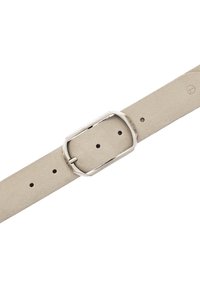 Correa de reloj de cuero beige con textura suave, hebilla de metal plateado y forma rectangular, que presenta agujeros para un ajuste ajustable.