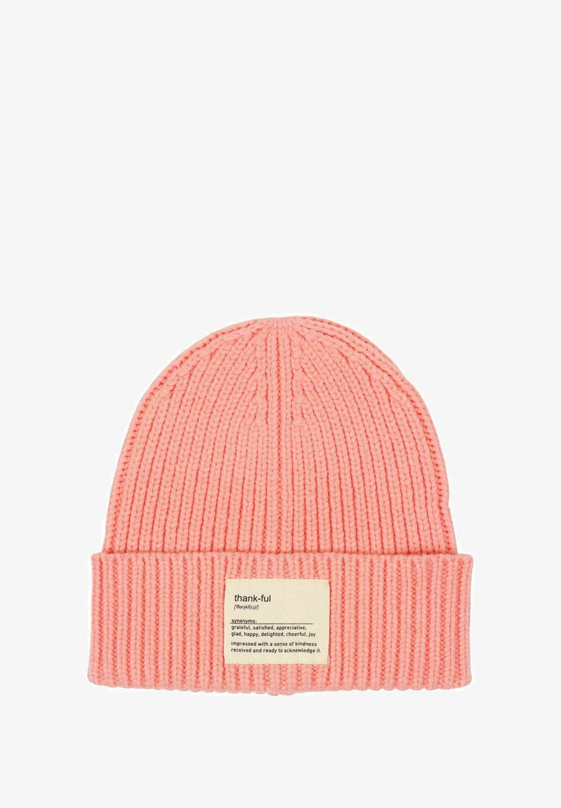 Rosa gestrickte Beanie mit umgeschlagenem Rand, versehen mit einem Stoffetikett, auf dem das Wort "thank-ful" und Synonymdefinitionen angebracht sind.