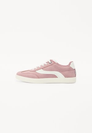 Rosa semskesneaker med hvite detaljer, rund tå, teksturert såle og snøring. Har logo-tags på hælen.