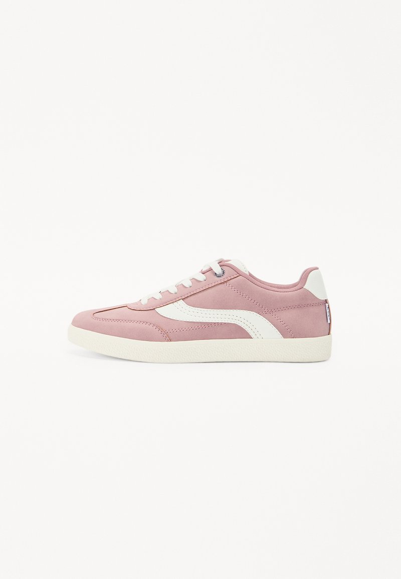 Rosa semskesneaker med hvite detaljer, rund tå, teksturert såle og snøring. Har logo-tags på hælen.