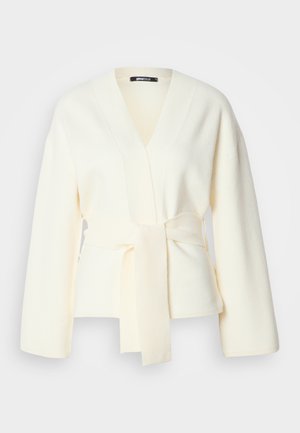 Crème-kleurige wikkelcardigan met brede mouwen, v-hals en een bijpassende riem. Gemaakt van zachte, gestructureerde stof voor comfort en warmte.