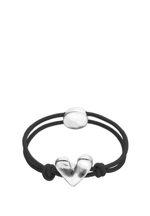 Pulsera de doble hebra negra con un colgante de corazón plateado y un cierre ovalado de plata liso.