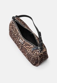 Roza torba z leopardjim vzorcem in pravokotno obliko, črnim trakom, zadrgo in logotipom DKNY. Mehka tekstura tkanine in trdna konstrukcija.