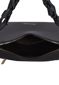 Borsa in pelle nera con manico intrecciato, logo dorato e apertura con cerniera, che mostra un interno scuro e una texture liscia.