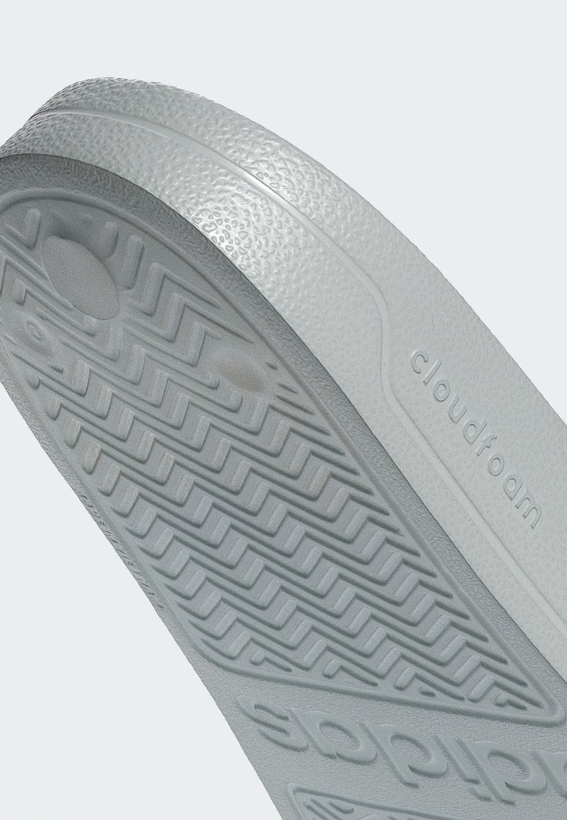 Cloudfoam skosål i lys grå med tekstureret finish, der har et mønstrede dækdesign og indgraveret brandingdetalje.